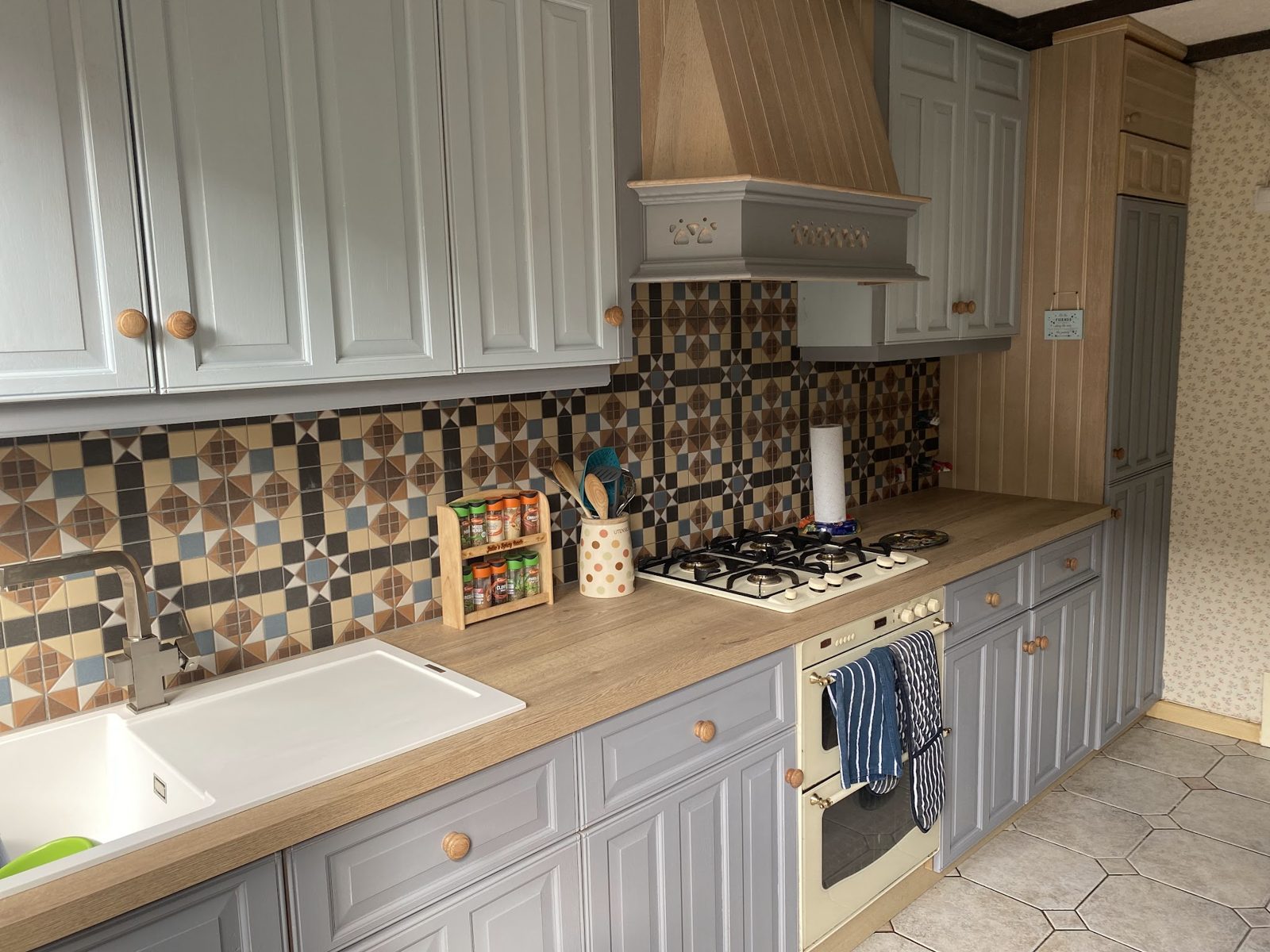 Kitchen with a patterned tiled splashback